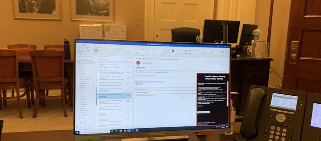 Στο γραφείο της Νάνσι Πελόζι οι διαδηλωτές - Τα email σε κοινή θέα!